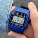 CASIO F-91WM-2A – Reloj Digital Unisex Azul Metálico, Diseño Retro, Cronómetro, Luz Led, Wr