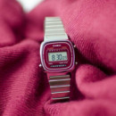 CASIO LA670WA-4D – Reloj Digital Retro con Carátula Vino y Correa Metálica