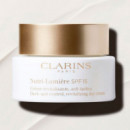 Nutri-lumière SPF15  
crema de Día - Todo Tipo de Pieles  CLARINS