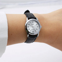 CASIO LTP-V001L-7B Reloj Analógico de Mujer - Esfera Plateada con Números Negros - Correa de Cuero Negra
