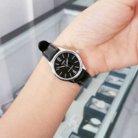 CASIO LTP-V005L-1B Reloj Analógico de Mujer - Esfera Negra Minimalista - Correa de Cuero Negra y Resistente Al Agua