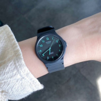 Casio MQ-24B-8B Reloj Analógico Unisex - Esfera Negra con Números Verdes - Estilo Moderno y Resistente al Agua