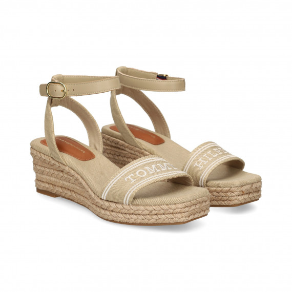 Sandalia Gilda con Logo Lona Beige  TOMMY HILFIGER