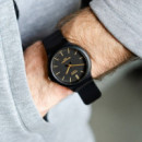 CASIO MW-240-1E2 Reloj Hombre Negro con Detalles Dorados Correa de Resina Wr 50M Elegante Clásico