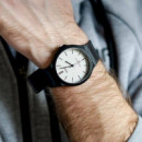 CASIO MW-240-7E Reloj Hombre Clásico Blanco con Correa Negra de Resina Wr 50M Estilo Minimalista