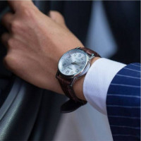 CASIO MTP-V002L-7B2 Reloj Clásico para Hombre con Correa de Cuero Marrón y Esfera Plateada con Fecha