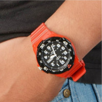 CASIO MRW-200HC-4BV Reloj Analógico para Hombre - Diseño Deportivo Rojo y Negro, Día y Fecha, Resistente Al Agua 100M