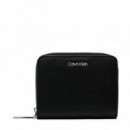 Cartera Must Zip Around con Solapa  CALVIN KLEIN