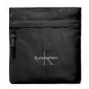 Bolsa Plana de Nailon con Logo Monograma  CALVIN KLEIN