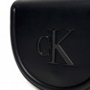 Bandolera Saddle con Monograma Grabado  CALVIN KLEIN