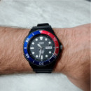 CASIO MRW-230H-1E2 Reloj Analógico Unisex – Estilo Deportivo, Bisel Bicolor, Resistente Al Agua 100M y Correa de Resina