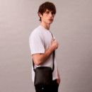 Bolso Reporter con Logo Monograma Grabado  CALVIN KLEIN JEANS