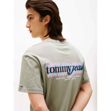 Camiseta con logo gráfico trasero de Tommy Jeans