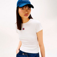 CAMISETA SLIM ACANALADA CON PARCHE