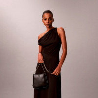 Bolso saddle con cadena y monograma