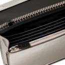 Cartera de cadena metálica con monograma