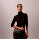 Bandolera acolchada con doble cremallera y logo emblemático