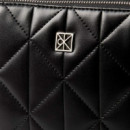 Bandolera acolchada con doble cremallera y logo emblemático