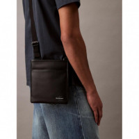 Bolso bandolera mono logo flat pack de Calvin Klein