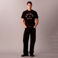 Camiseta holgada universitaria con logo gráfico