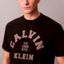 Camiseta holgada universitaria con logo gráfico