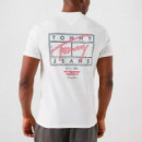 Camiseta con logos de efecto espray