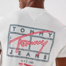 Camiseta con logos de efecto espray