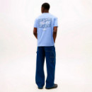 Camiseta con logos de efecto espray