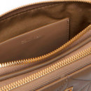 Bandolera acolchada con doble cremallera y logo emblemático