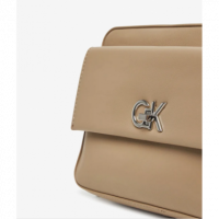 Bolso Calvin Klein pocket beige