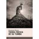 Tierra fresca de su tumba