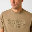 Camiseta con logo bordado