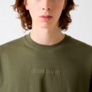 Camiseta con logotipo bordado