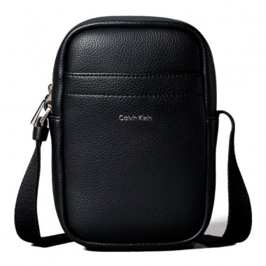 Bolso de Reportero Slim con Placa de Logo Elevado  CALVIN KLEIN