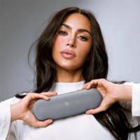 BEATS Pill X Kim Kardashian (3ª Gen) Altavoz Inalámbrico Gris Oscuro (MAX44LL/A)