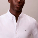 Camisa con Botones Oxford Clásica de Color Liso  CALVIN KLEIN