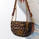 Bolso media luna de leopardo y efecto piel