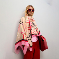 Fular Estampado con Letras Logo  LOLA CASADEMUNT