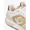 Deportiva con Suela Personalizada y Detalles Dorados de LOLA CASADEMUNT