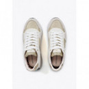 Deportiva con Suela Personalizada y Detalles Dorados de LOLA CASADEMUNT