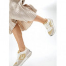 Deportiva con Suela Personalizada y Detalles Dorados de LOLA CASADEMUNT