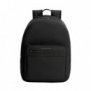 Mochila con logo metálico