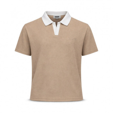 Polo con logo de tri&aacute;ngulo