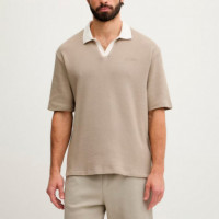 Polo con Logo de Triángulo  GUESS