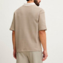 Polo con logo de triángulo