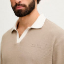 Polo con logo de triángulo