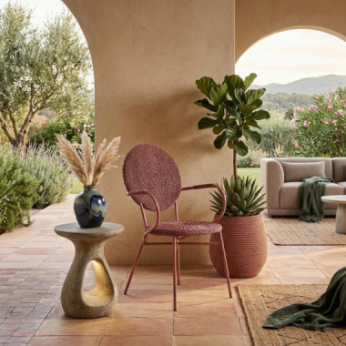 Sill&oacute;n de Jard&iacute;n Solara con Brazos de Exterior Trenzada Wicker Color Terracota Apilable Essentials&reg;  ESSENTIALS