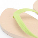 Chanclas con logo en relieve y suela dentada