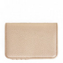 Cartera con logo en relieve