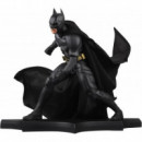 DC ESTATUA BATMAN (CABALLERO OSCURO) 24 CM. MCFARLANE TOYS